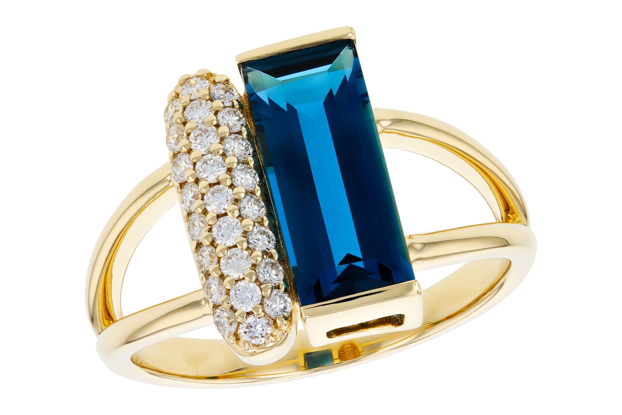 E321-66291: LDS RG 2.67 LONDON BLUE TOPAZ 2.92 TGW (12x5MM BT)